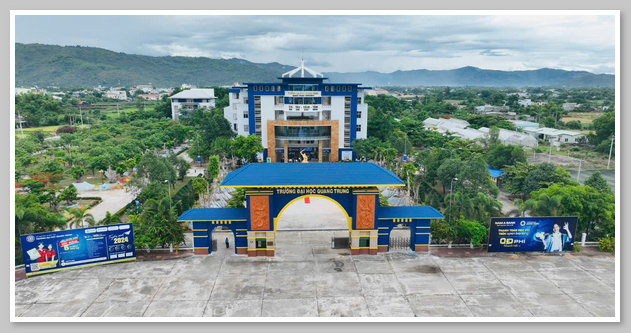 Khuôn viên trường Đại Học Quang Trung